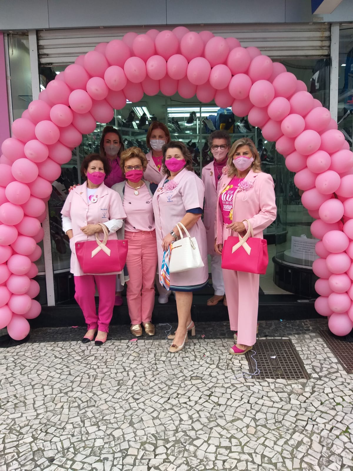 Rede Feminina na loja Lemos calçados recebendo a tenda que será muito útil para nossos sábado fácil na praça. 