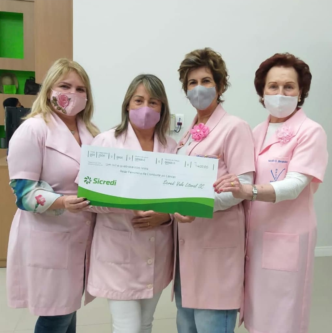 Doação da cooperativa Sicredi para aquisição de máquinas de costura para grupo de artesanato