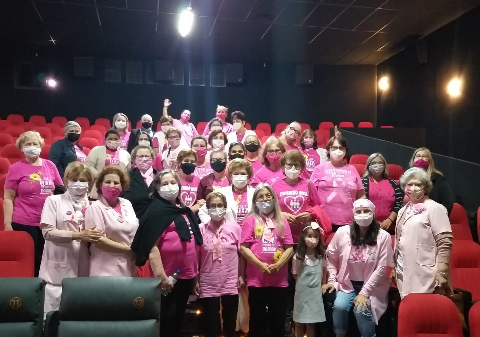 Pacientes e voluntárias da Rede Feminina no cinema Gracher Havan