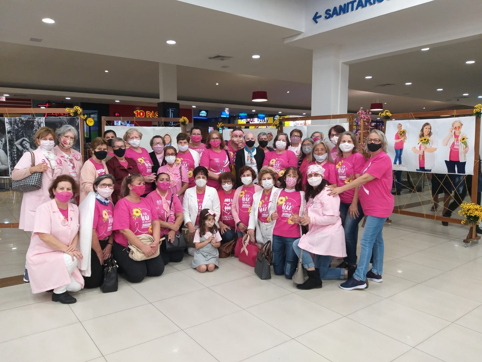 Pacientes e voluntárias da Rede Feminina no cinema Gracher Havan